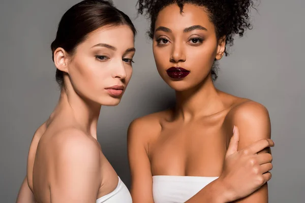 Retrato de hermosas mujeres multiculturales con la piel perfecta, en gris - foto de stock