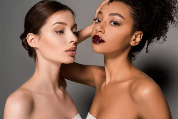 Portrait de belles filles multiraciales à la peau parfaite, sur gris — Photo de stock