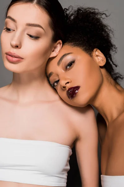 Портрет красивых мультикультурных девушек с идеальной кожей, на серой — стоковое фото