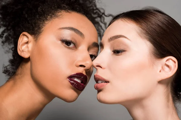 Portrait de jolies filles multiculturelles tendres, isolées sur gris — Photo de stock