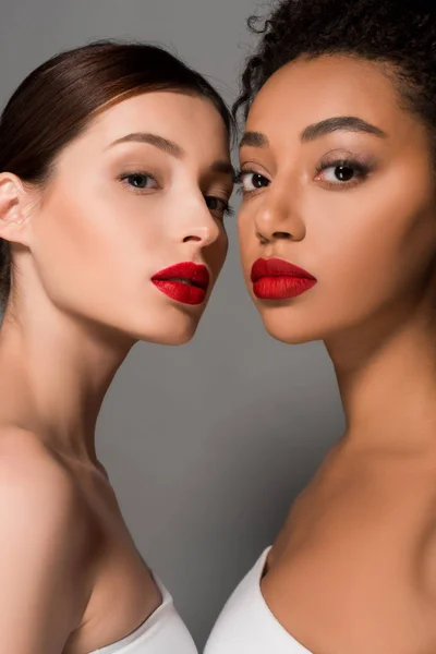 Hermosas chicas desnudas multirraciales con labios rojos, aisladas en gris - foto de stock