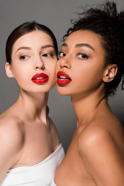 Attraktive multiethnische Mädchen mit roten Lippen, isoliert auf grau — Stockfoto