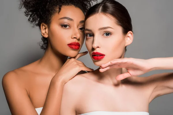 Hermosas chicas desnudas multirraciales con labios rojos, aisladas en gris — Stock Photo