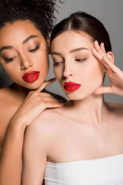 Atractivas chicas desnudas multirraciales con labios rojos, aisladas en gris - foto de stock