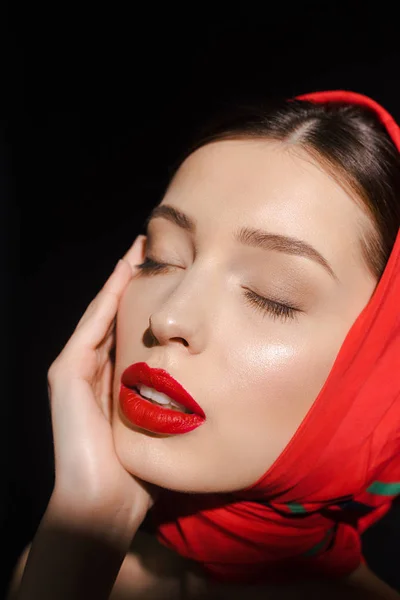 Retrato de menina elegante concurso com olhos fechados, isolado em preto — Fotografia de Stock