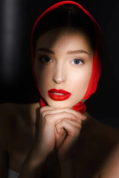 Porträt einer attraktiven eleganten Frau mit rotem Schal, isoliert auf schwarz — Stockfoto