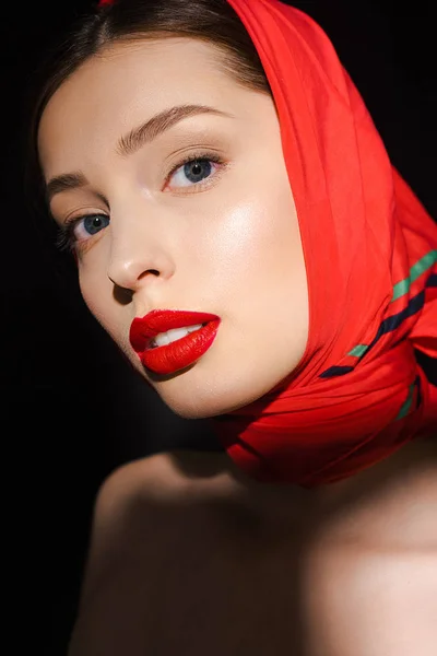 Retrato de bela menina elegante com cachecol vermelho, isolado em preto — Fotografia de Stock