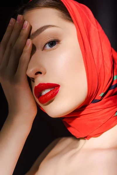 Bella ragazza tenera elegante con sciarpa rossa, isolato su nero — Foto stock