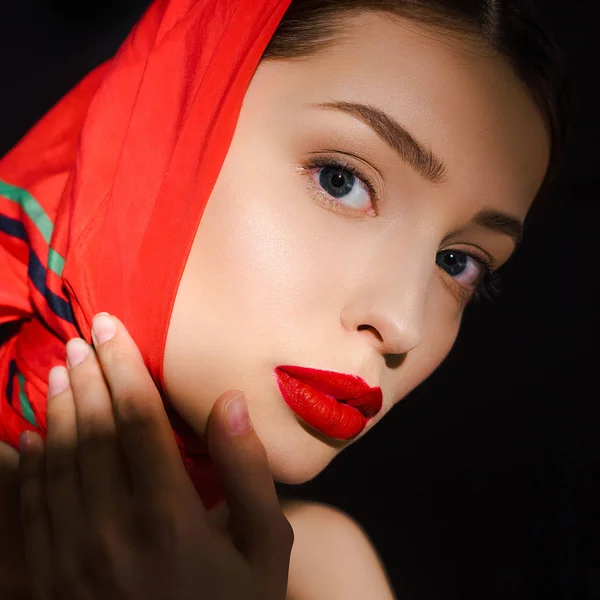 Portrait de belle fille élégante avec écharpe rouge, isolé sur noir — Photo de stock