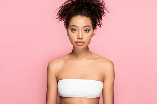 Retrato de chica afroamericana atractiva con la cara limpia, aislado en rosa - foto de stock