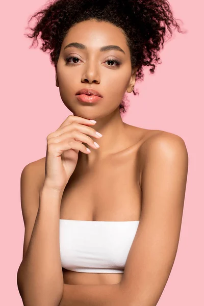 Retrato de hermosa chica afroamericana con la cara limpia, aislado en rosa - foto de stock