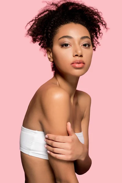 Retrato de chica afroamericana con la cara limpia, aislado en rosa — Stock Photo