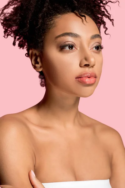Retrato de chica afroamericana desnuda con la cara limpia, aislado en rosa - foto de stock