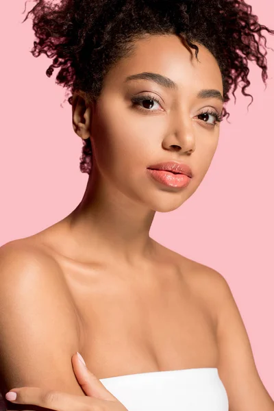 Retrato de hermosa chica afroamericana con la cara limpia, aislado en rosa - foto de stock