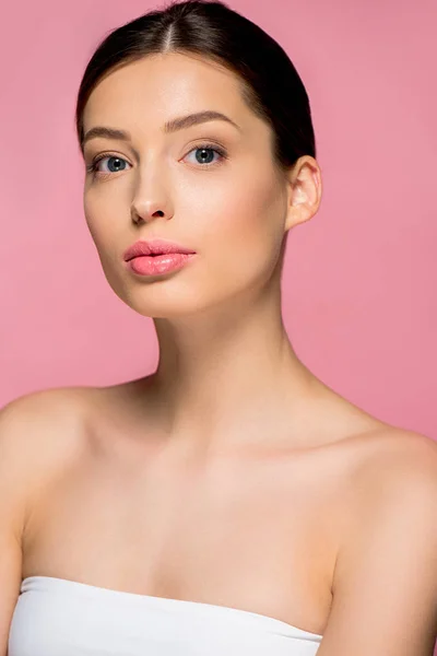 Portrait de jolie fille à la peau propre, isolé sur rose — Photo de stock