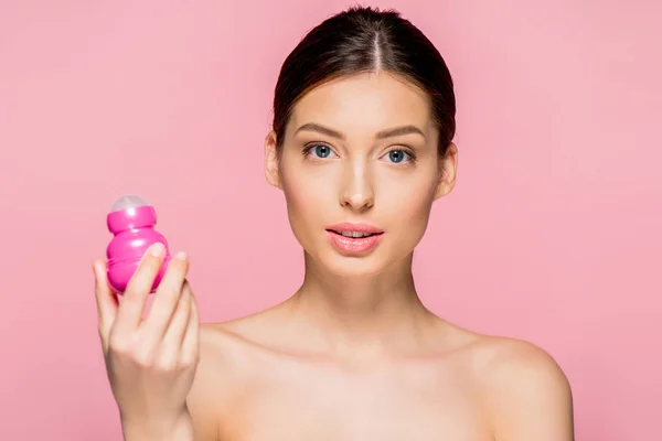 Menina atraente segurando desodorizante rolo, isolado em rosa — Fotografia de Stock