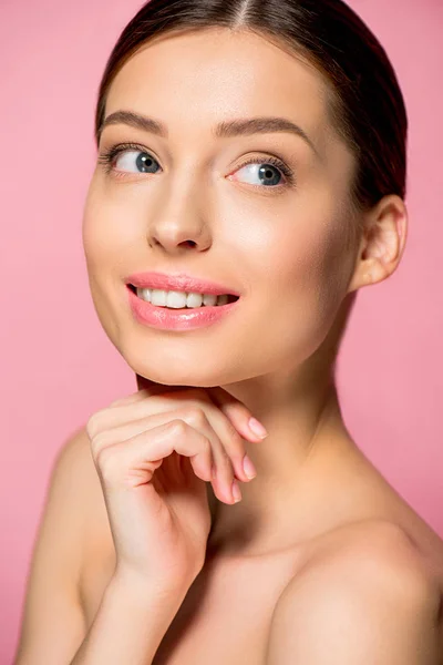 Porträt einer lächelnden jungen Frau mit perfekter Haut, isoliert auf rosa — Stockfoto