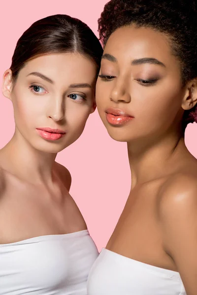 Retrato de meninas multirraciais com pele perfeita, isolado em rosa — Fotografia de Stock