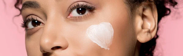 Cropped view of african american woman with heart of cream of cheek, isolated on pink, panoramic shot — Stock Photo