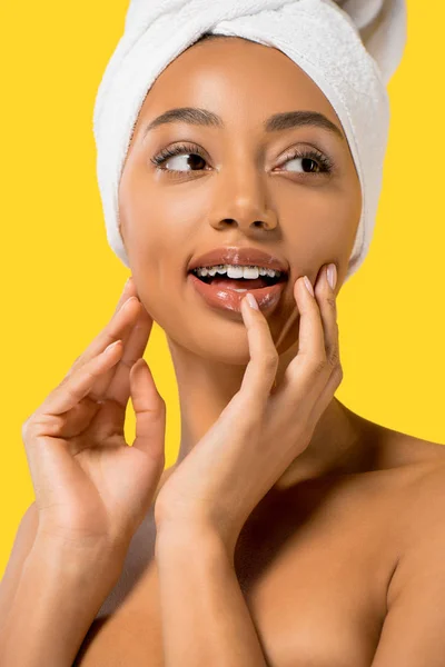 Chica afroamericana feliz con toalla en la cabeza, aislado en amarillo - foto de stock