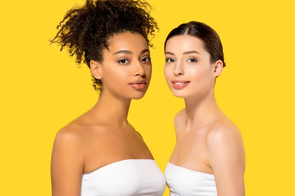 Портрет красивих багатоетнічних дівчат з ідеальною шкірою, ізольованих на жовтому — стокове фото