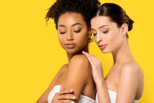 Ritratto di attraenti ragazze multiculturali con pelle perfetta, isolate sul giallo — Foto stock