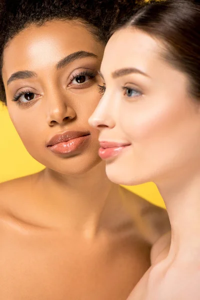 Retrato de meninas multiculturais nuas com pele perfeita, isolado em amarelo — Fotografia de Stock