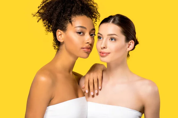 Retrato de hermosas mujeres multiculturales, aisladas en amarillo — Stock Photo