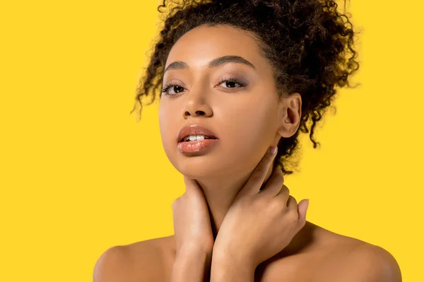 Портрет афроамериканської молодої жінки з чистим обличчям, ізольовано на жовтому — стокове фото