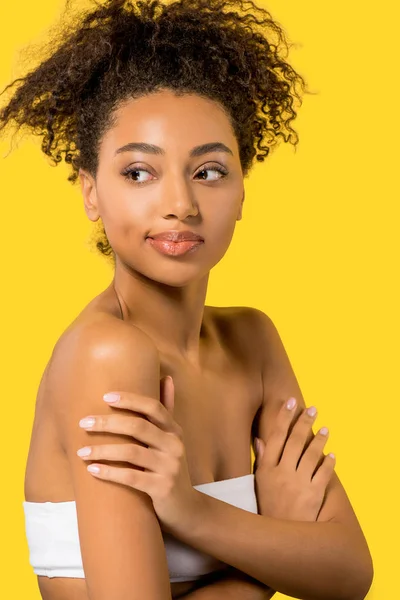 Retrato de chica afroamericana atractiva con la cara limpia, aislado en amarillo - foto de stock