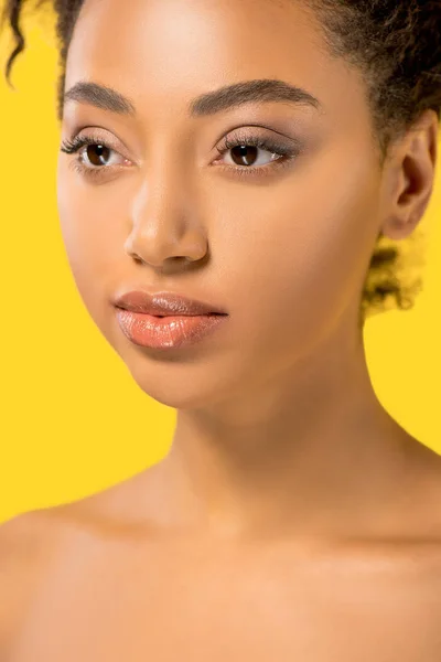 Belle fille américaine africaine nue avec le visage propre, isolé sur jaune — Photo de stock