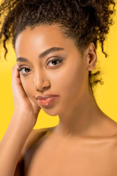 Retrato de chica afroamericana atractiva con la cara limpia, aislado en amarillo - foto de stock