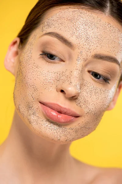 Retrato de menina bonita com máscara de descascamento, isolado em amarelo — Fotografia de Stock