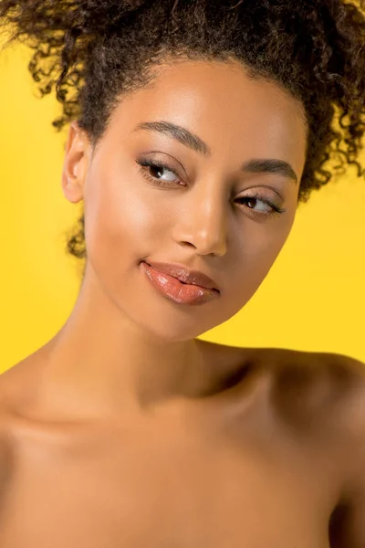 Портрет привабливої афроамериканської дівчини, ізольованої на жовтому — стокове фото