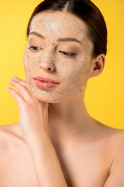 Retrato de hermosa chica desnuda con máscara, aislado en amarillo — Stock Photo