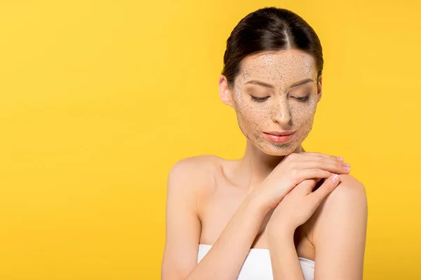 Tendre jeune femme avec masque pelant, isolé sur jaune — Photo de stock