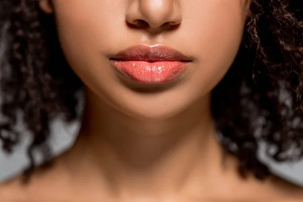 Vista recortada de chica afroamericana con hermosos labios, aislado en gris - foto de stock