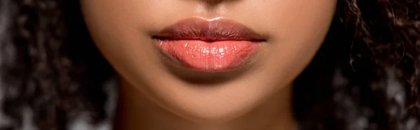 Vue recadrée de femme afro-américaine avec de belles lèvres, vue panoramique — Photo de stock