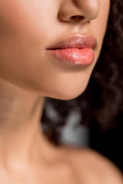 Vue recadrée de fille afro-américaine avec de belles lèvres, sur gris — Photo de stock