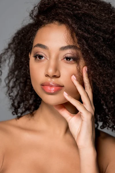 Portrait d'une jolie fille afro-américaine aux belles lèvres, isolée sur du gris — Photo de stock