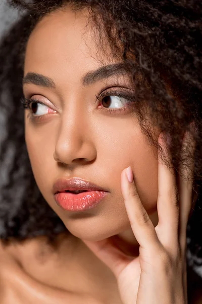 Belle fille afro-américaine avec de belles lèvres, sur gris — Photo de stock