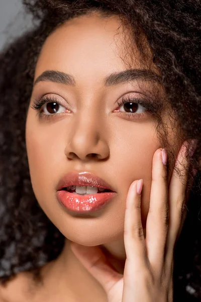 Attraente donna afroamericana con belle labbra, su grigio — Foto stock
