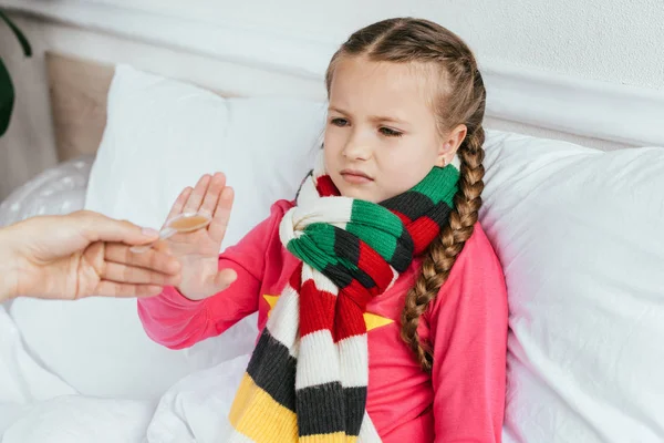 Filha doente triste no lenço não quer tomar medicamentos — Fotografia de Stock