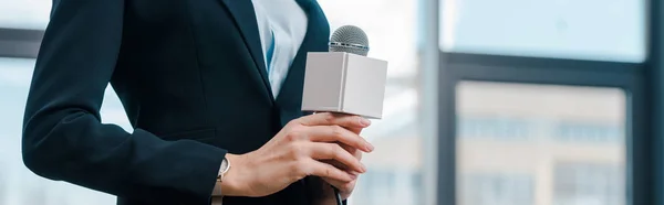 Prise de vue panoramique d'un journaliste tenant un micro — Photo de stock