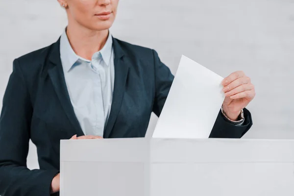 Обрізаний вид бізнес-леді голосування біля цегляної стіни — Stock Photo