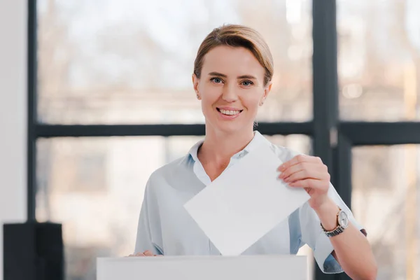 Happy and attractive citizen voting and looking at camera — Stock Photo