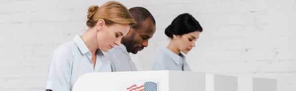 Foto panorámica de las mujeres y el hombre afroamericano votando cerca de la pared de ladrillo - foto de stock