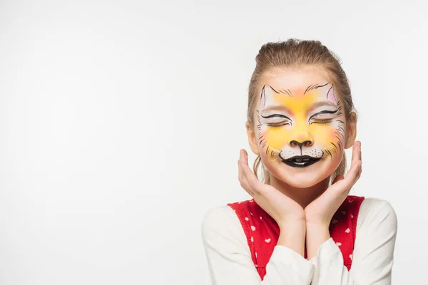 Lindo niño con tigre bozal pintura en la cara cogida de la mano cerca de la cara, mientras que de pie con los ojos cerrados aislados en blanco - foto de stock