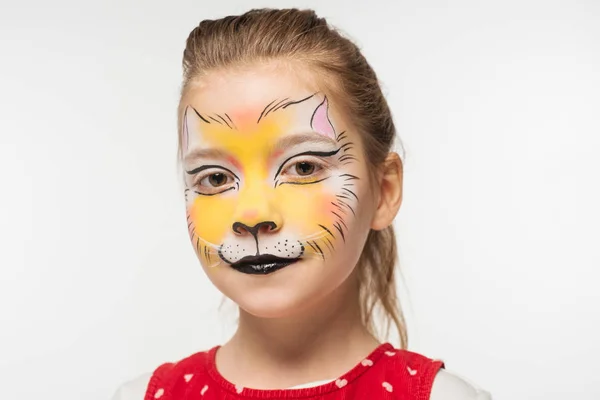 Retrato de criança adorável com pintura tigre focinho no rosto olhando para a câmera isolada no branco — Fotografia de Stock