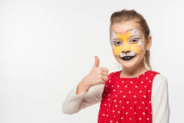 Criança sorridente com pintura tigre focinho no rosto mostrando polegar para cima isolado no branco — Fotografia de Stock